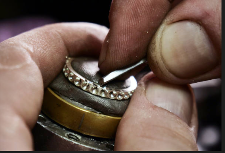 Artisan Jade Paris au travail — polissage de précision