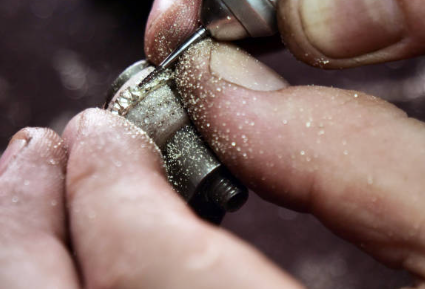 Sertissage grain — gros plan sur le geste de l'artisan